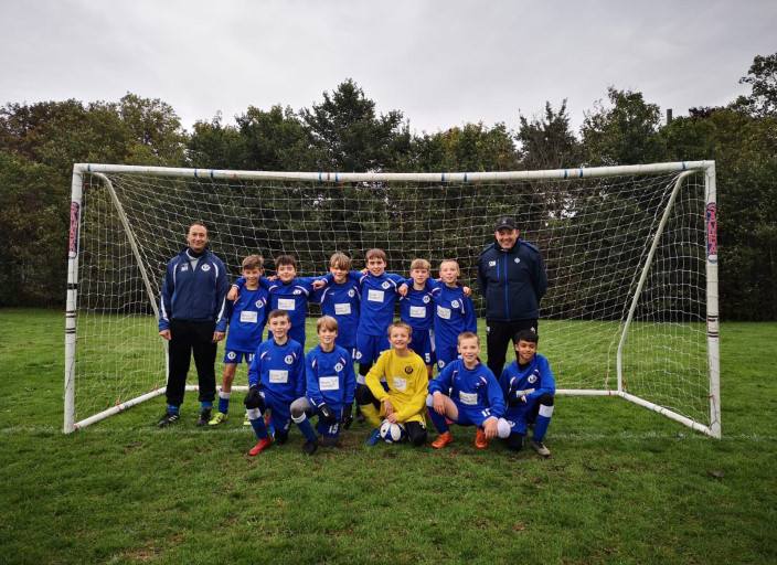 Budding football stars in Burghfield kick-off in brand-new kit thanks to housebuilder